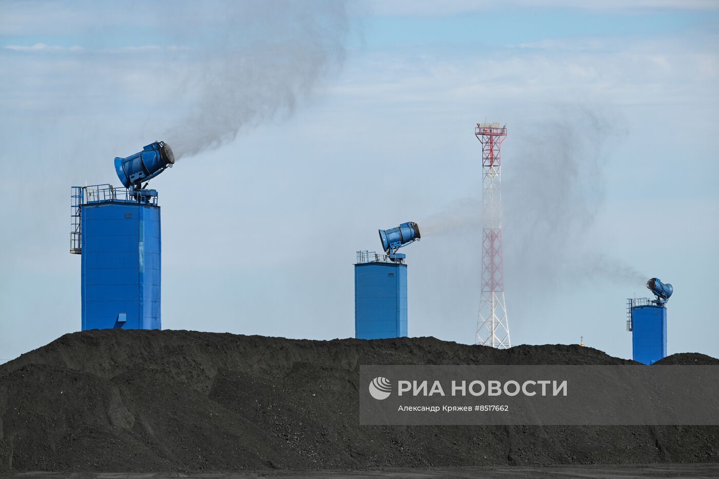 Угольный терминал компании "Дальтрансуголь" в порту Ванино