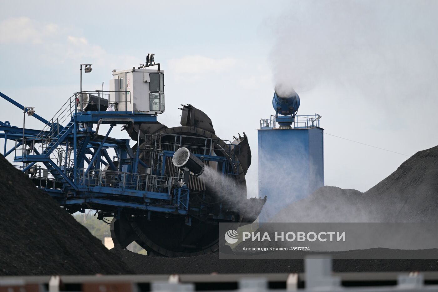 Угольный терминал компании "Дальтрансуголь" в порту Ванино