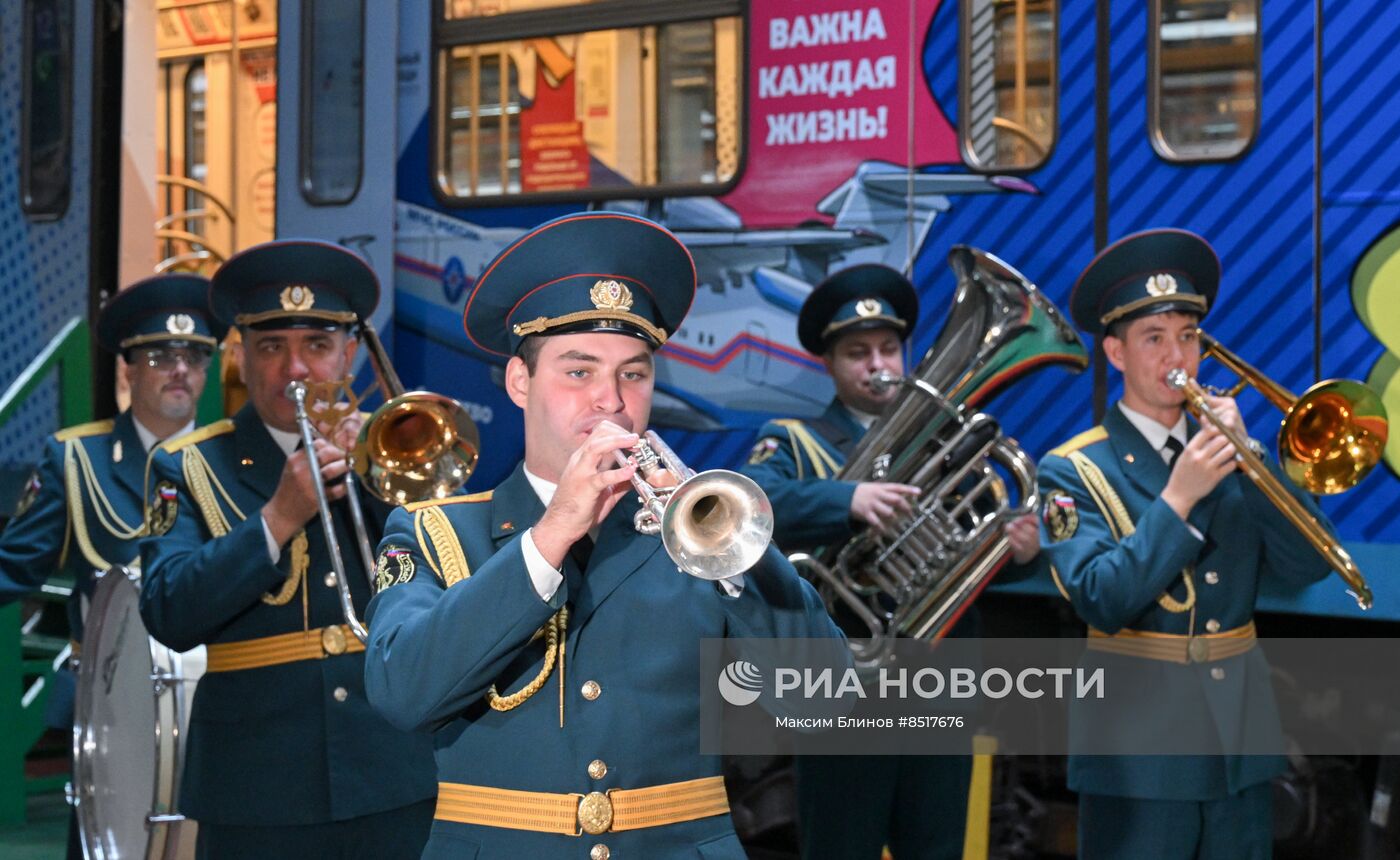 Брендированный поезд МЧС в московском метро