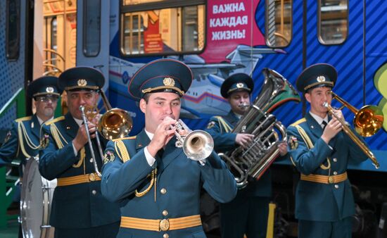 Брендированный поезд МЧС в московском метро