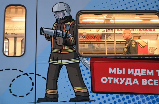 Брендированный поезд МЧС в московском метро