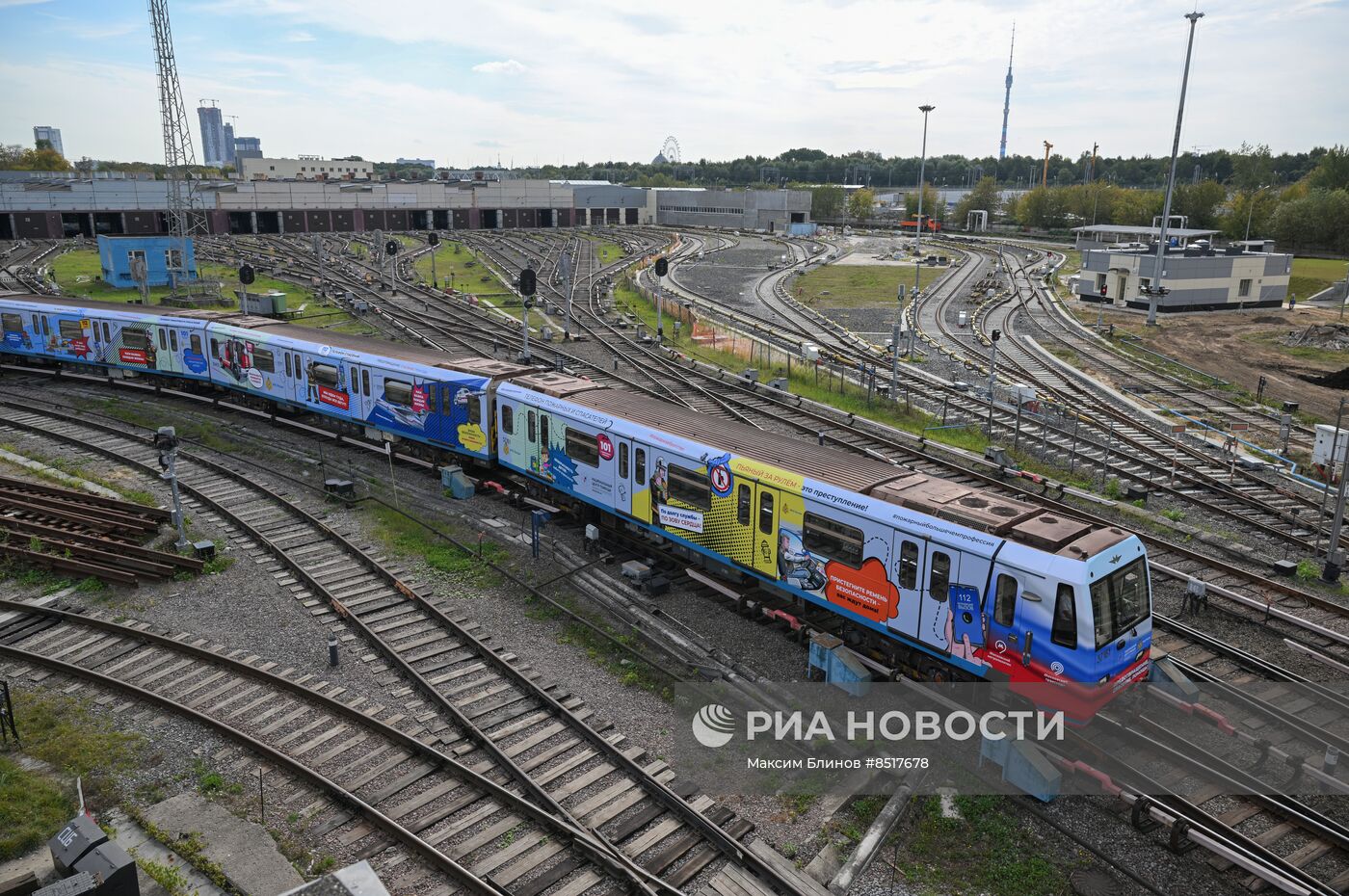 Брендированный поезд МЧС в московском метро