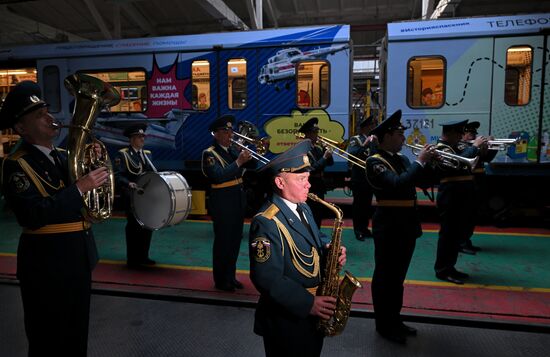 Брендированный поезд МЧС в московском метро