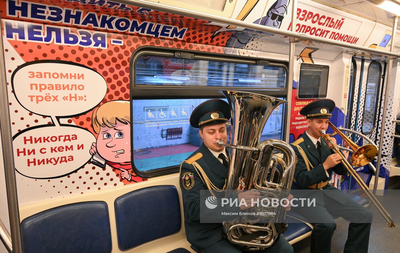 Брендированный поезд МЧС в московском метро