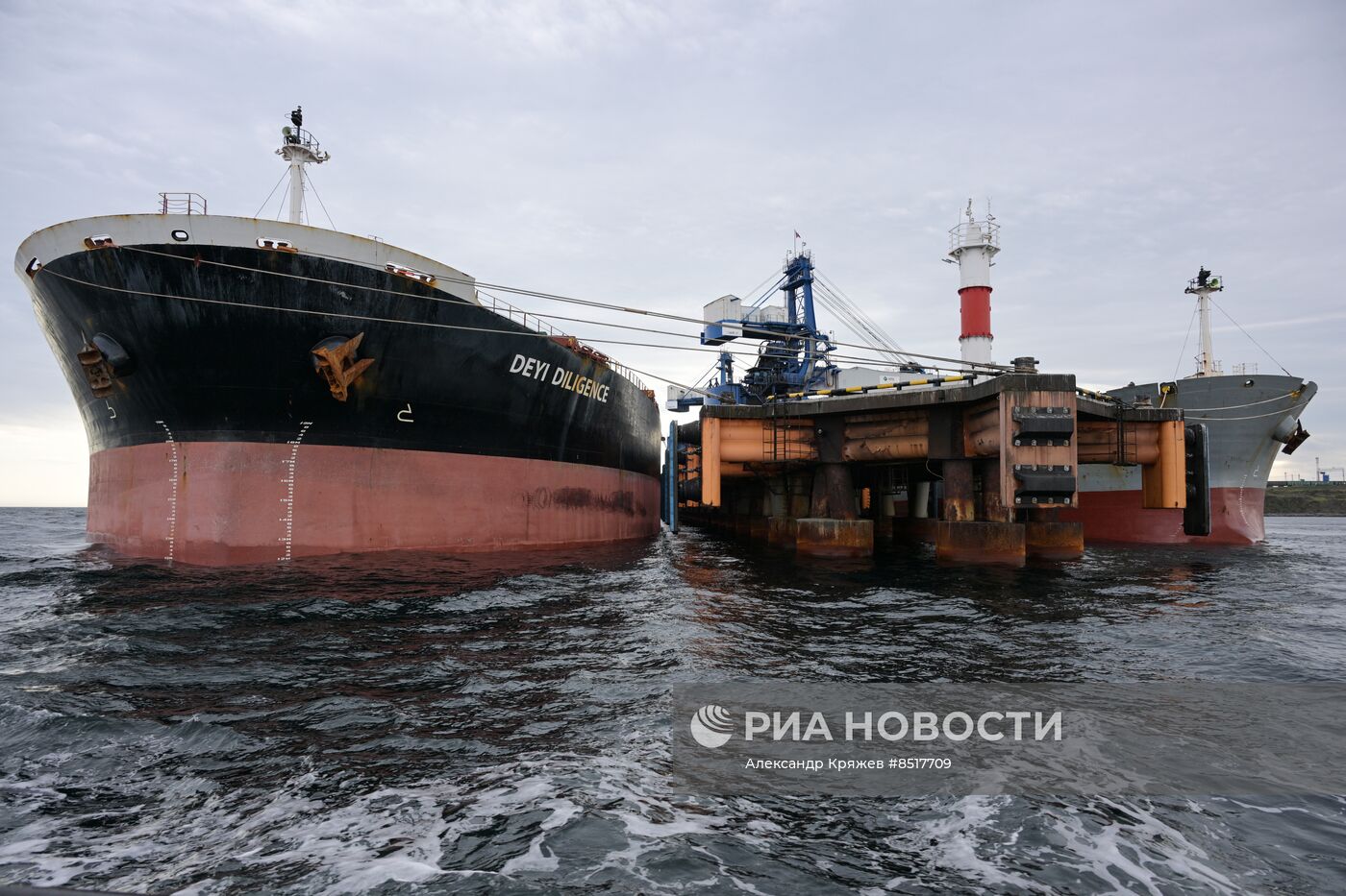 Угольный терминал компании "Дальтрансуголь" в порту Ванино