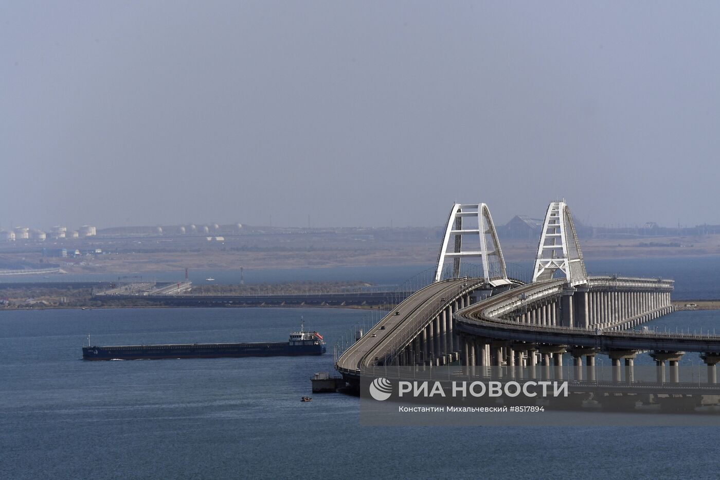 Левую часть Крымского моста открыли для проезда