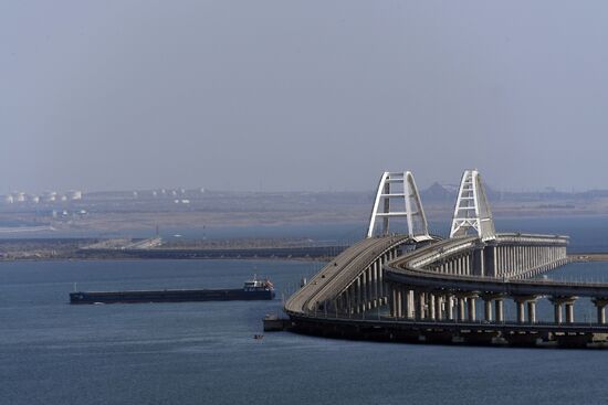 Левую часть Крымского моста открыли для проезда