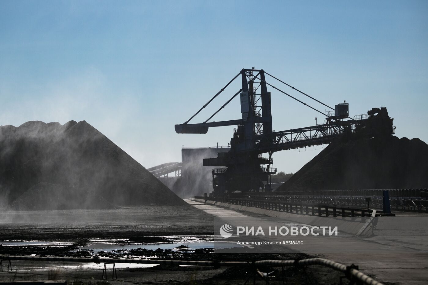 Угольный терминал компании "Дальтрансуголь" в порту Ванино
