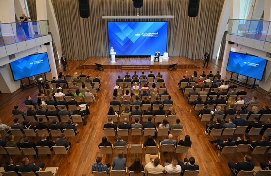 Семинары по случаю первого заседания Молодежного парламента при Госдуме РФ