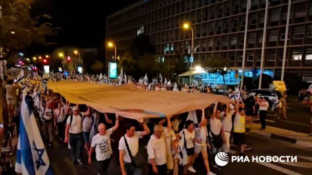 Тысячи израильтян прошли маршем по центру Тель-Авива в знак протеста против продвигаемой правительством судебной реформы