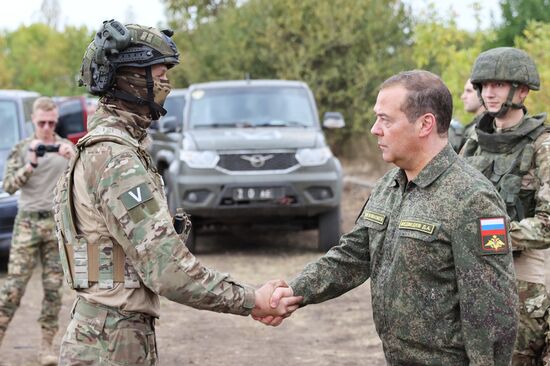 Зампред Совбеза РФ Д. Медведев посетил полигон подготовки военнослужащих РФ