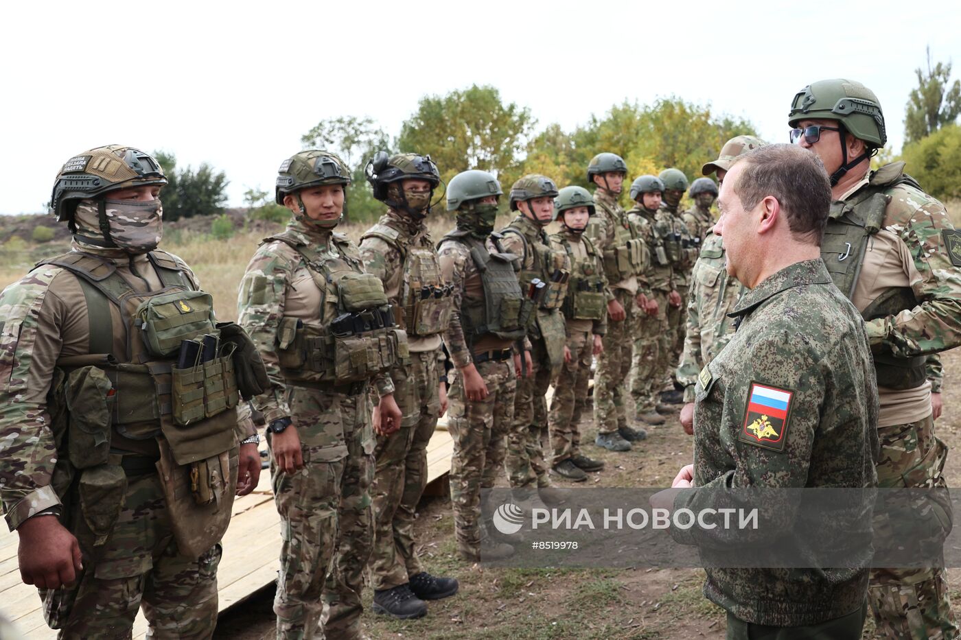 Зампред Совбеза РФ Д. Медведев посетил полигон подготовки военнослужащих РФ