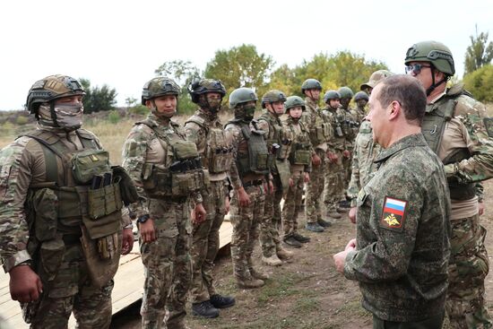 Зампред Совбеза РФ Д. Медведев посетил полигон подготовки военнослужащих РФ