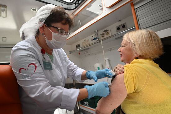 В Москве открыли мобильные пункты вакцинации от гриппа 