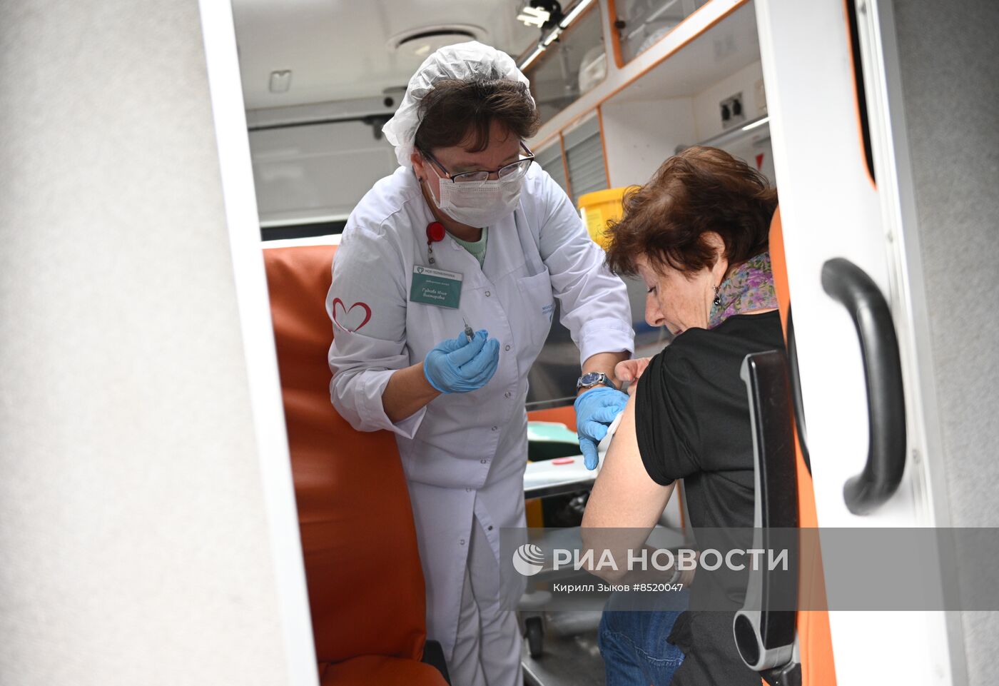 В Москве открыли мобильные пункты вакцинации от гриппа