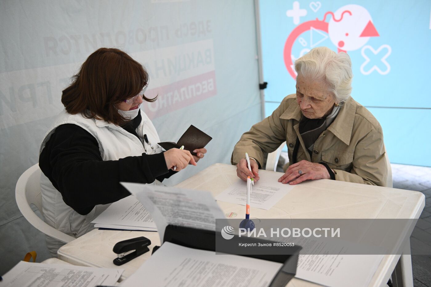 В Москве открыли мобильные пункты вакцинации от гриппа 