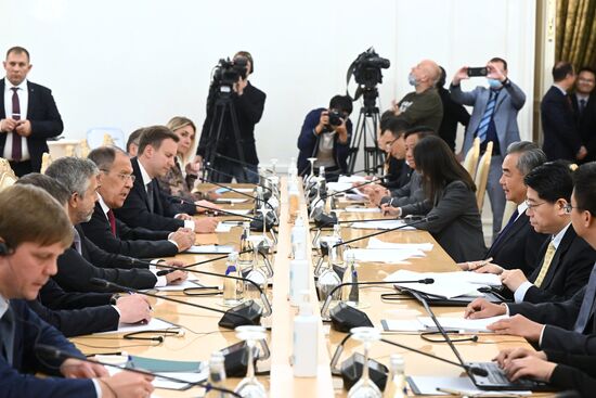Встреча глав МИД РФ и Китая С. Лаврова и Ван И