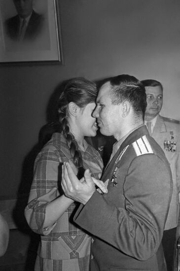 Летчик-космонавт СССР Юрий Гагарин в часы досуга