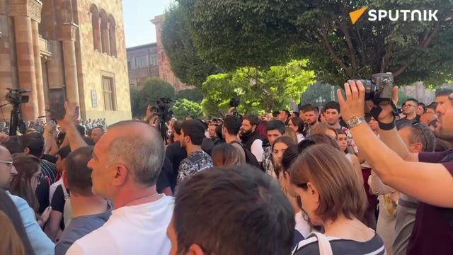  У армянского кабмина на центральной площади Еревана