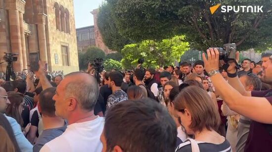  У армянского кабмина на центральной площади Еревана