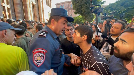 Протесты в Ереване на фоне эскалации в Нагорном Карабахе