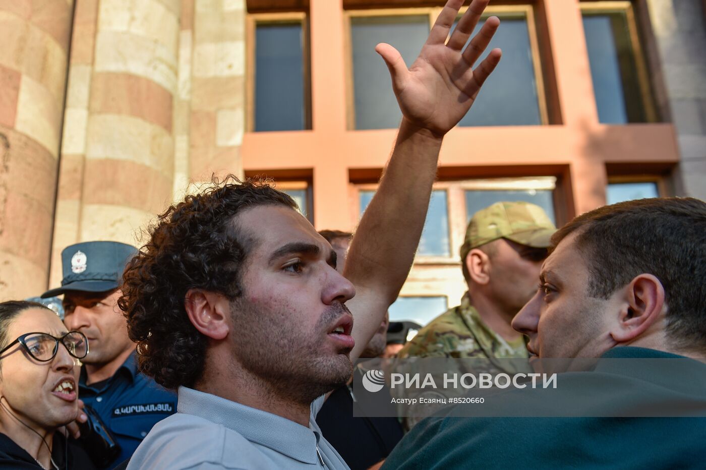 Протесты в Ереване на фоне эскалации в Нагорном Карабахе