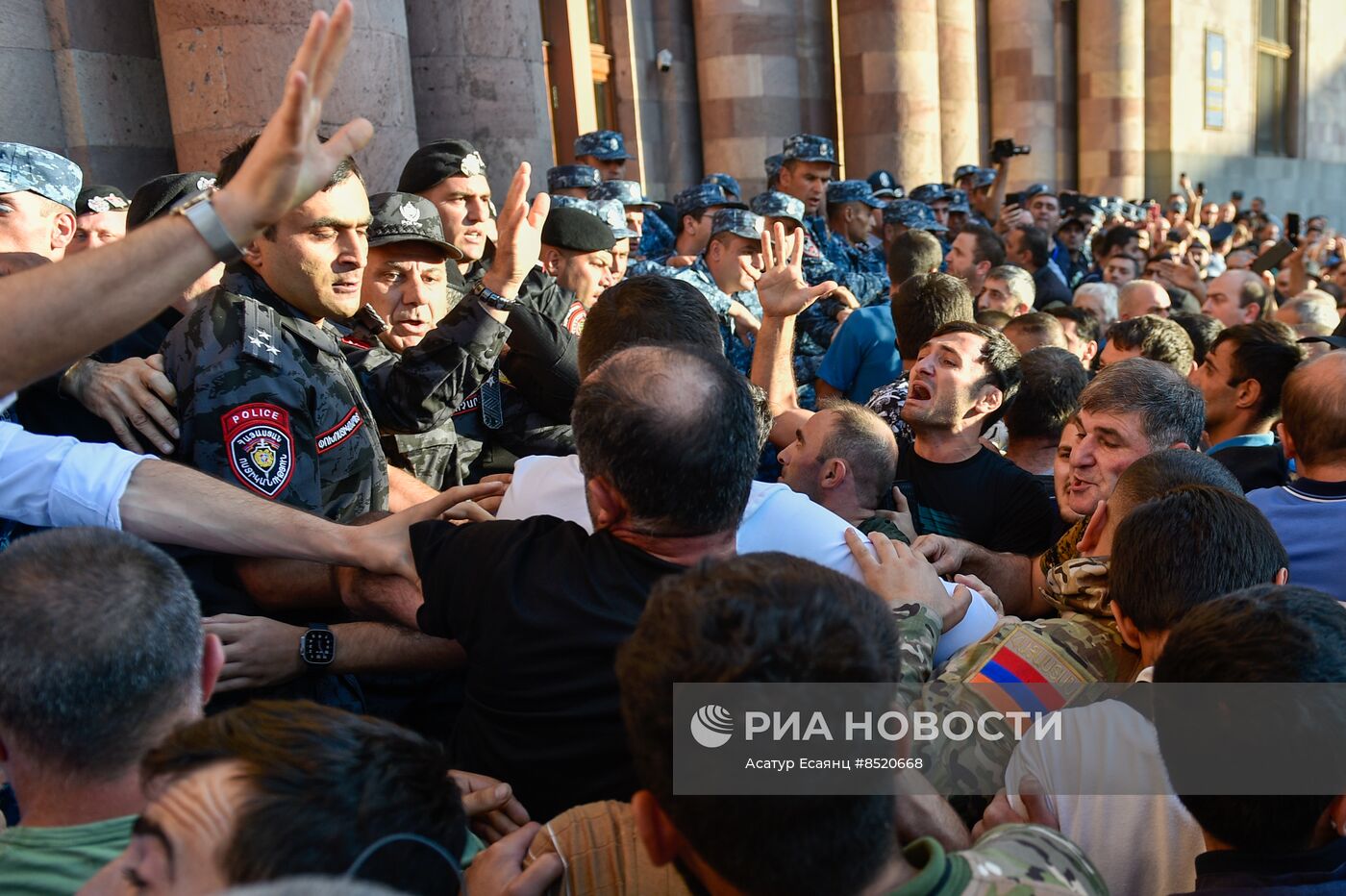 Протесты в Ереване на фоне эскалации в Нагорном Карабахе