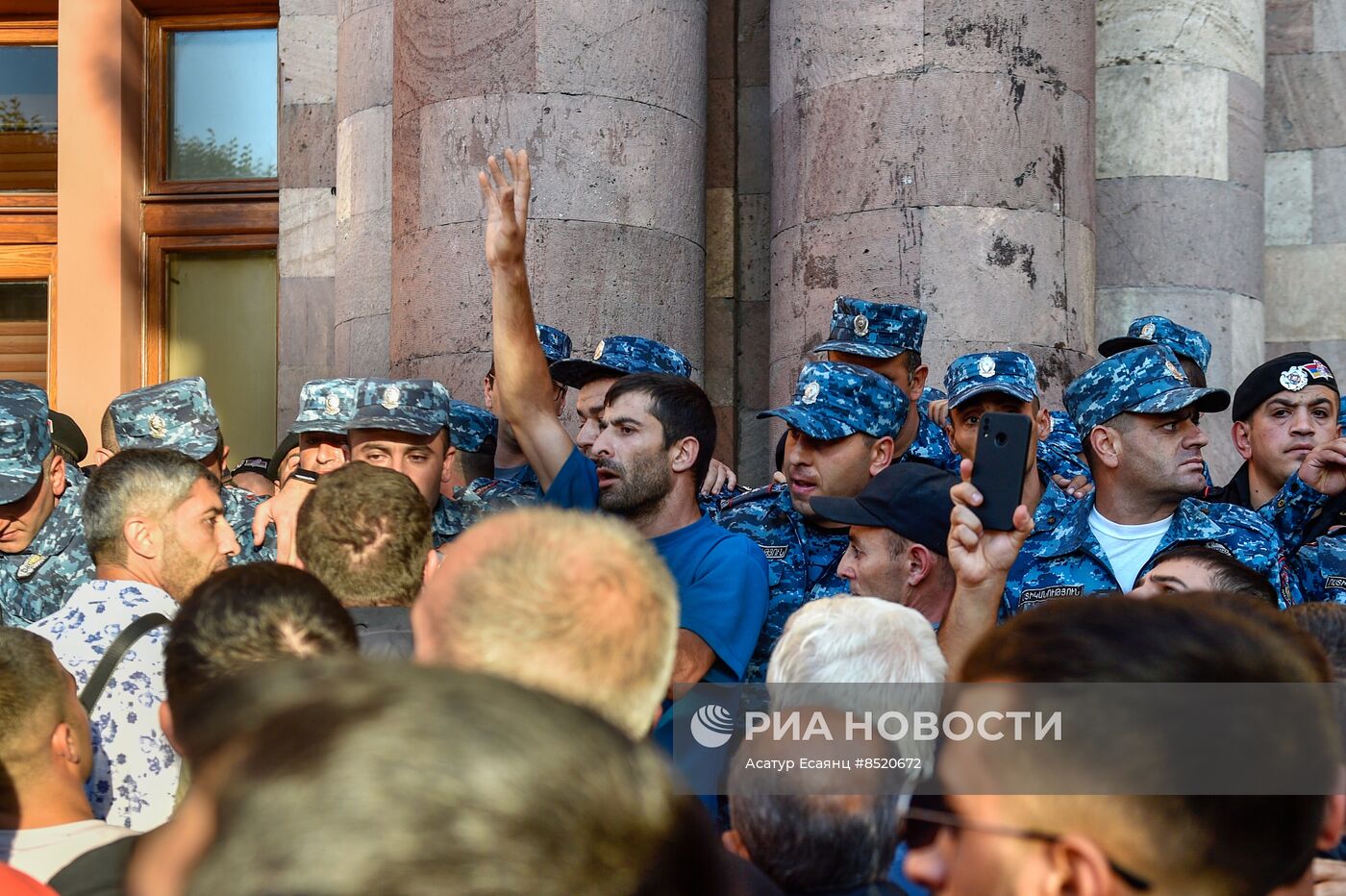 Протесты в Ереване на фоне эскалации в Нагорном Карабахе