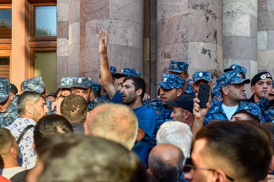 Протесты в Ереване на фоне эскалации в Нагорном Карабахе