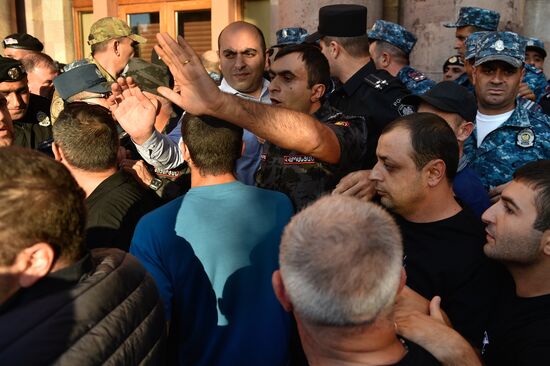 Протесты в Ереване на фоне эскалации в Нагорном Карабахе