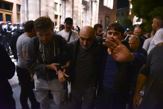 Протесты в Ереване на фоне эскалации в Нагорном Карабахе