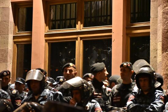 Протесты в Ереване на фоне эскалации в Нагорном Карабахе