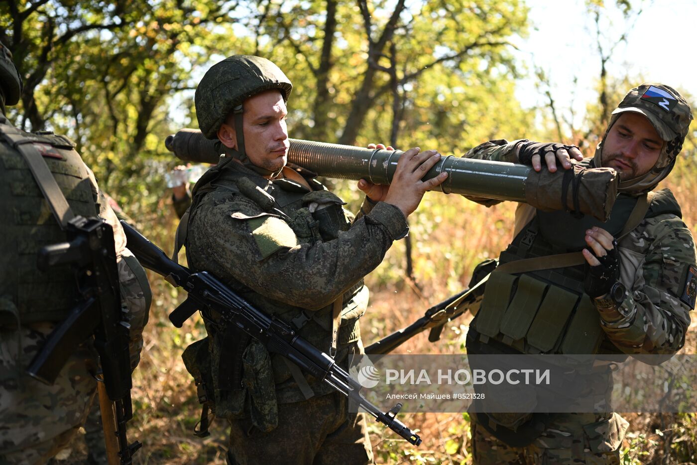 Пополнение одного из десантно-штурмовых полков ВДВ проводит занятия по боевому слаживанию на полигоне в ЛНР