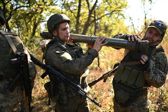 Пополнение одного из десантно-штурмовых полков ВДВ проводит занятия по боевому слаживанию на полигоне в ЛНР