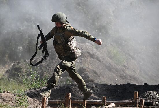 Пополнение одного из десантно-штурмовых полков ВДВ проводит занятия по боевому слаживанию на полигоне в ЛНР