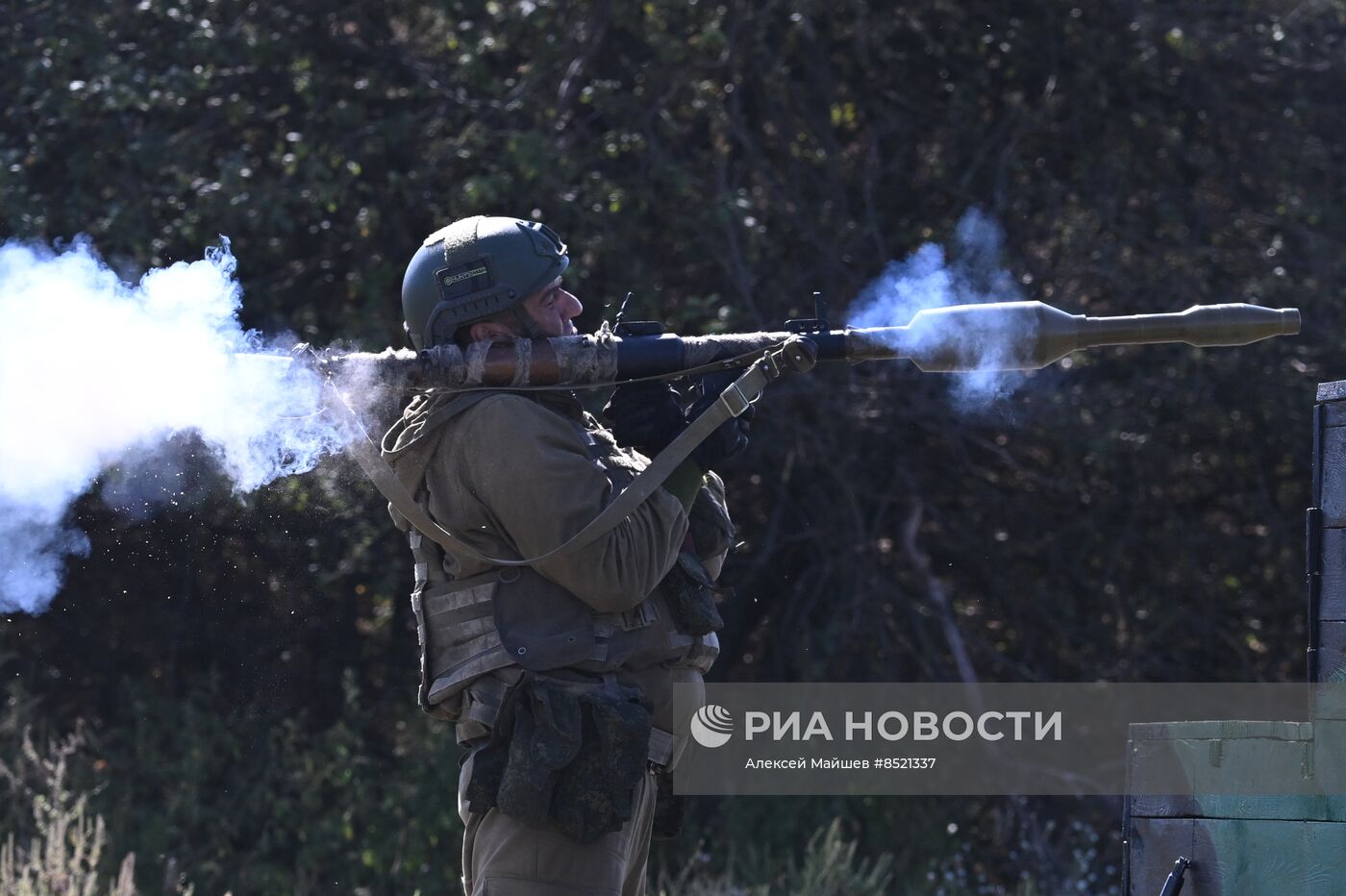 Пополнение одного из десантно-штурмовых полков ВДВ проводит занятия по боевому слаживанию на полигоне в ЛНР