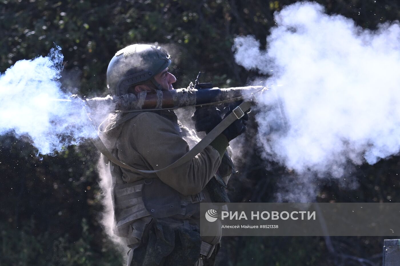 Пополнение одного из десантно-штурмовых полков ВДВ проводит занятия по боевому слаживанию на полигоне в ЛНР