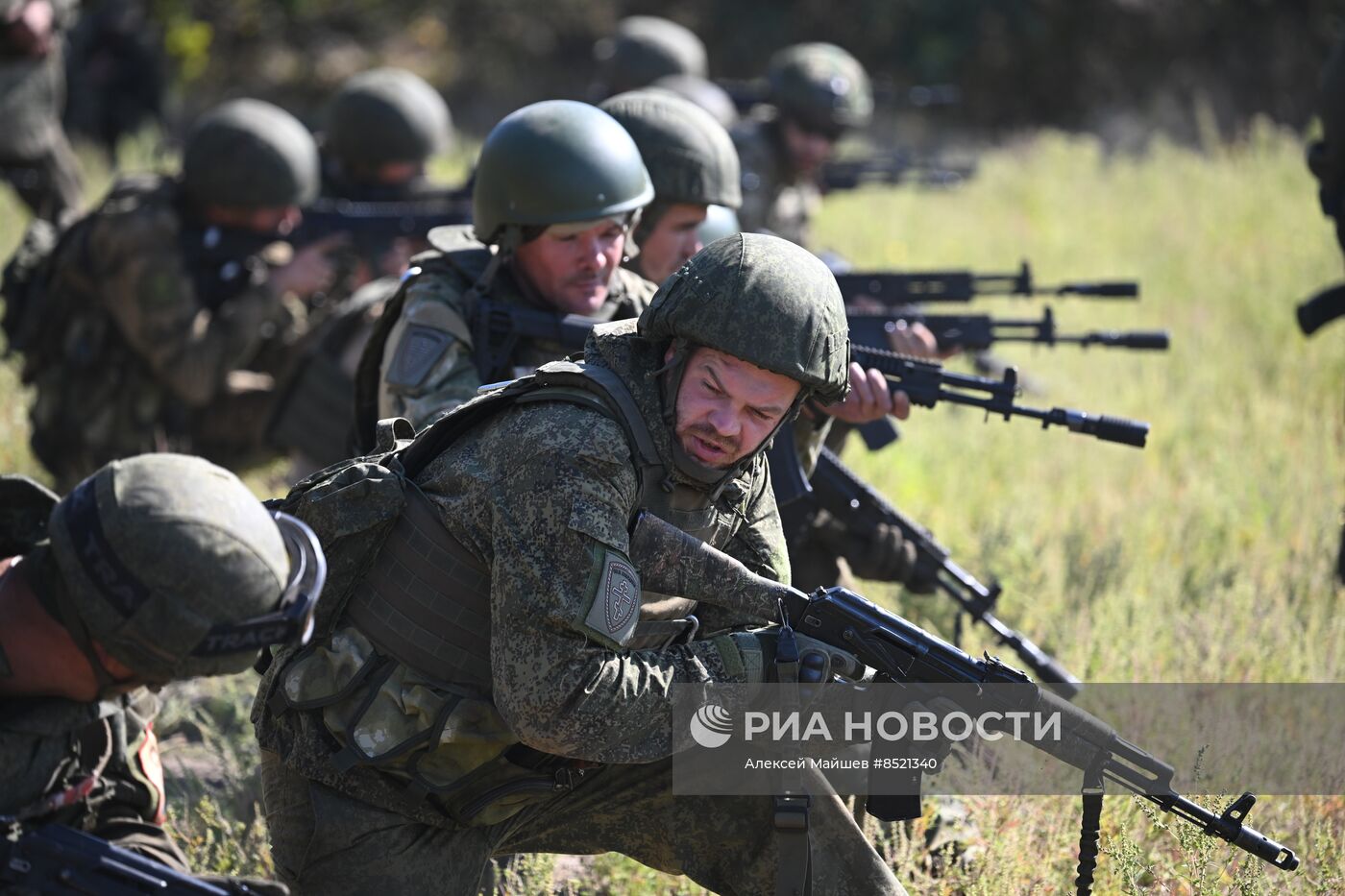 Пополнение одного из десантно-штурмовых полков ВДВ проводит занятия по боевому слаживанию на полигоне в ЛНР