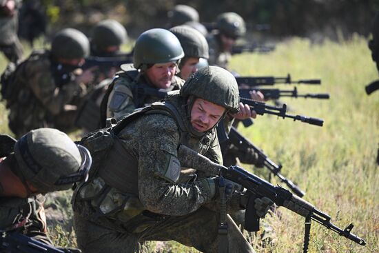 Пополнение одного из десантно-штурмовых полков ВДВ проводит занятия по боевому слаживанию на полигоне в ЛНР