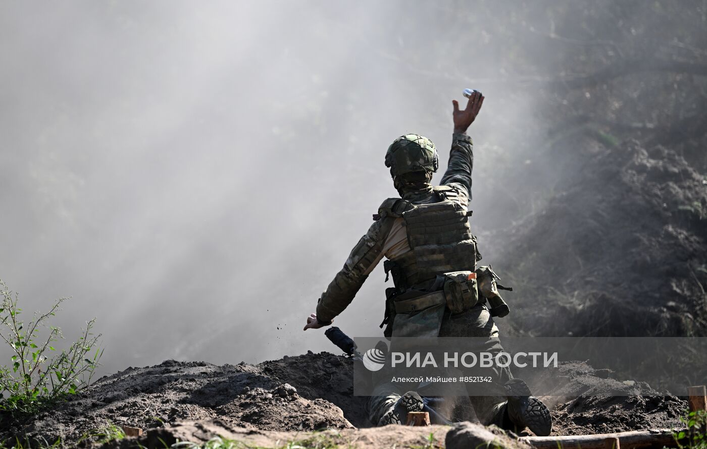 Пополнение одного из десантно-штурмовых полков ВДВ проводит занятия по боевому слаживанию на полигоне в ЛНР