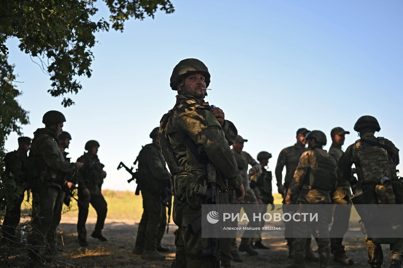 Пополнение одного из десантно-штурмовых полков ВДВ проводит занятия по боевому слаживанию на полигоне в ЛНР