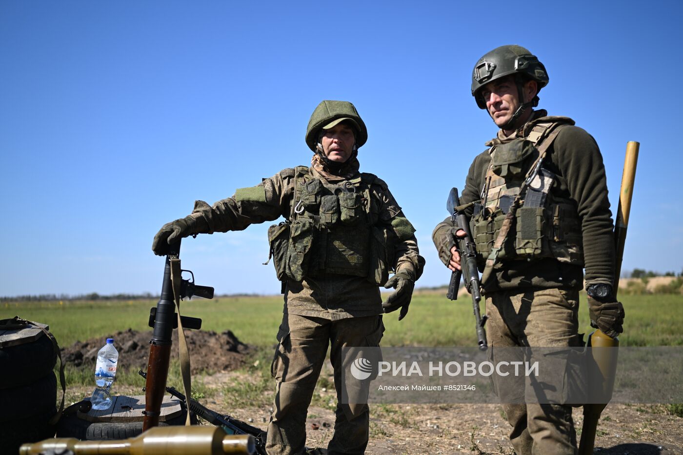 Пополнение одного из десантно-штурмовых полков ВДВ проводит занятия по боевому слаживанию на полигоне в ЛНР