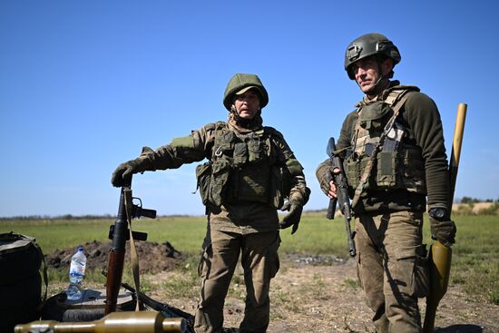 Пополнение одного из десантно-штурмовых полков ВДВ проводит занятия по боевому слаживанию на полигоне в ЛНР