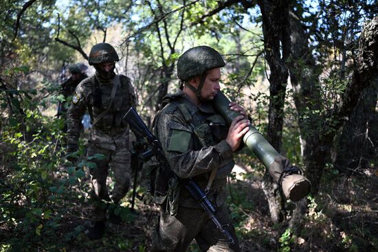 Пополнение одного из десантно-штурмовых полков ВДВ проводит занятия по боевому слаживанию на полигоне в ЛНР