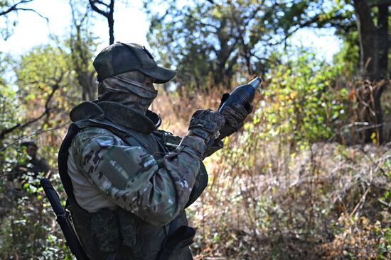 Пополнение одного из десантно-штурмовых полков ВДВ проводит занятия по боевому слаживанию на полигоне в ЛНР