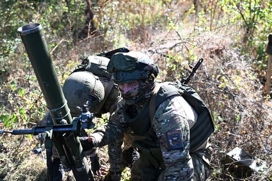 Пополнение одного из десантно-штурмовых полков ВДВ проводит занятия по боевому слаживанию на полигоне в ЛНР