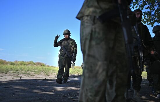 Пополнение одного из десантно-штурмовых полков ВДВ проводит занятия по боевому слаживанию на полигоне в ЛНР