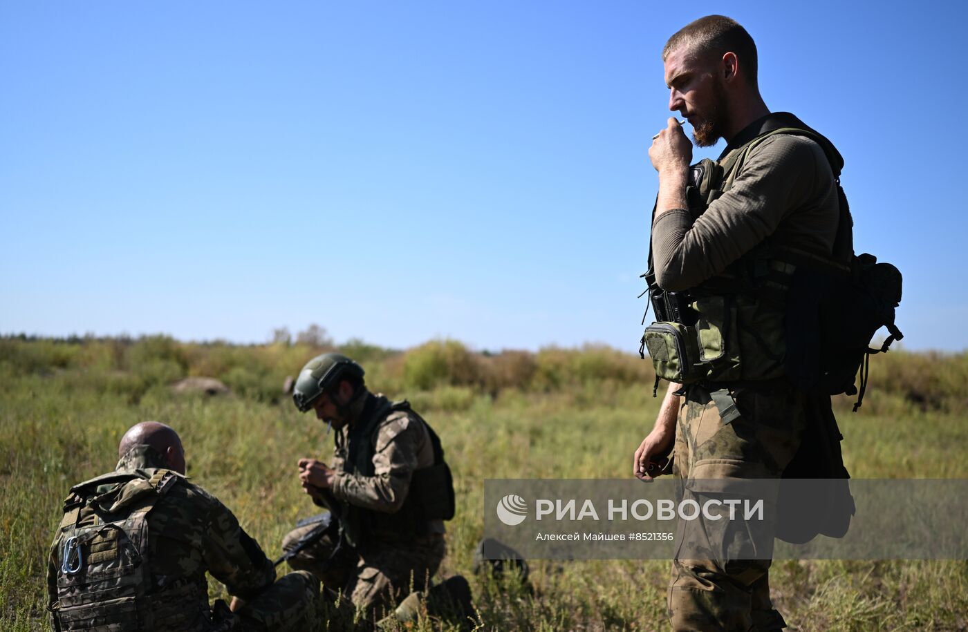 Пополнение одного из десантно-штурмовых полков ВДВ проводит занятия по боевому слаживанию на полигоне в ЛНР