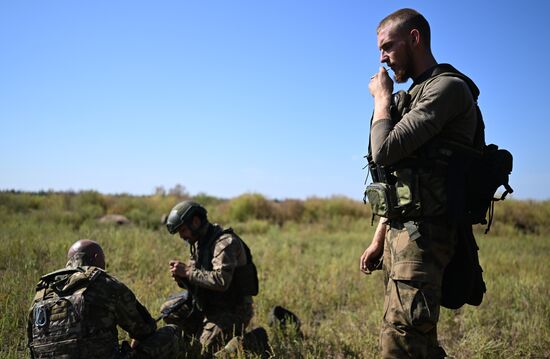 Пополнение одного из десантно-штурмовых полков ВДВ проводит занятия по боевому слаживанию на полигоне в ЛНР