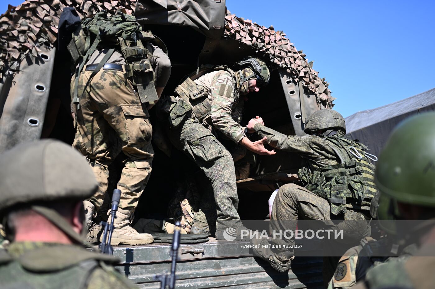 Пополнение одного из десантно-штурмовых полков ВДВ проводит занятия по боевому слаживанию на полигоне в ЛНР